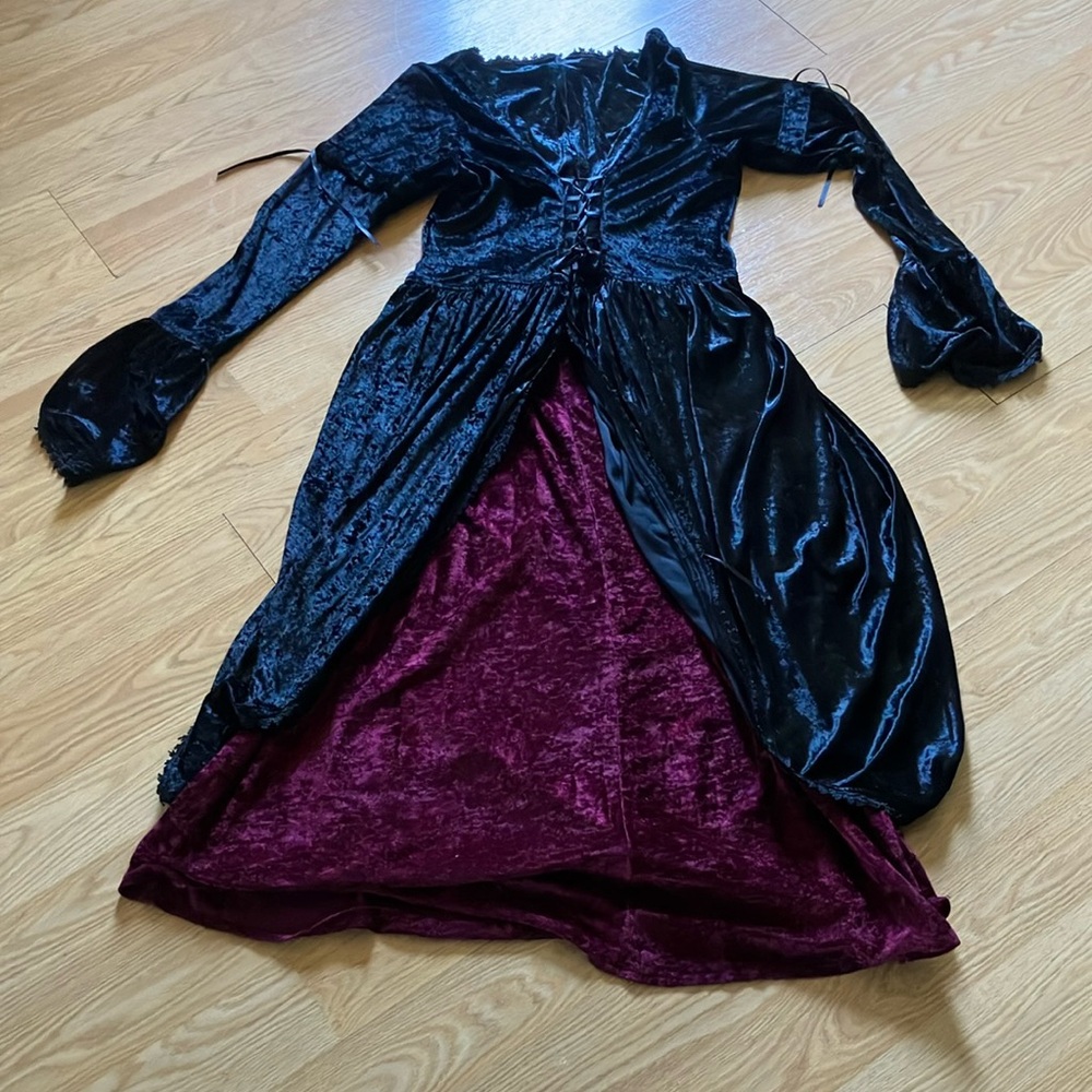 Elegant Black and Red V-Neck Bell Sleeve Gown - Picture 3 of 7